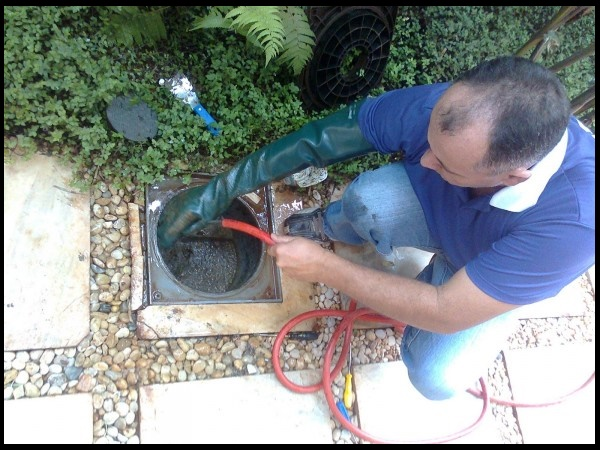 Desentupimento de Caixa de Esgoto